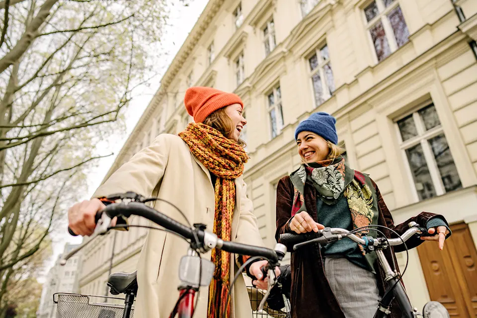 Zwei Radfahrerinnen unterwegs in der Stadt – Motiv des DKB-Beitrags
