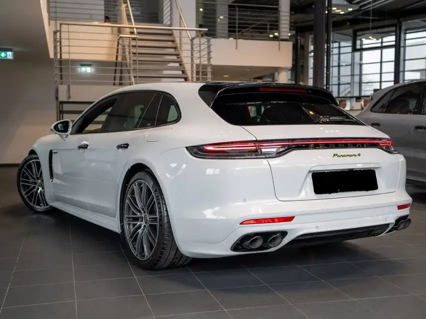 Porsche Panamera 4 E Hybrid Sport Turismo Platinum Edition - Originalfoto 2
