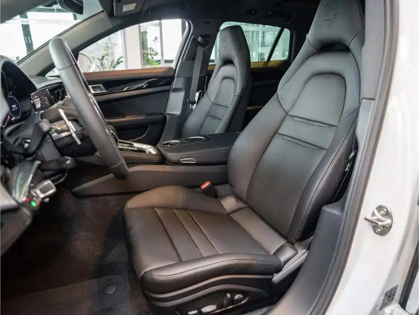 Porsche Panamera 4 E Hybrid Sport Turismo Platinum Edition - Originalfoto 6