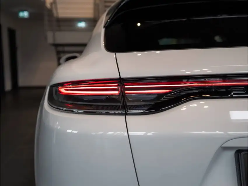 Porsche Panamera 4 E Hybrid Sport Turismo Platinum Edition - Originalfoto 9