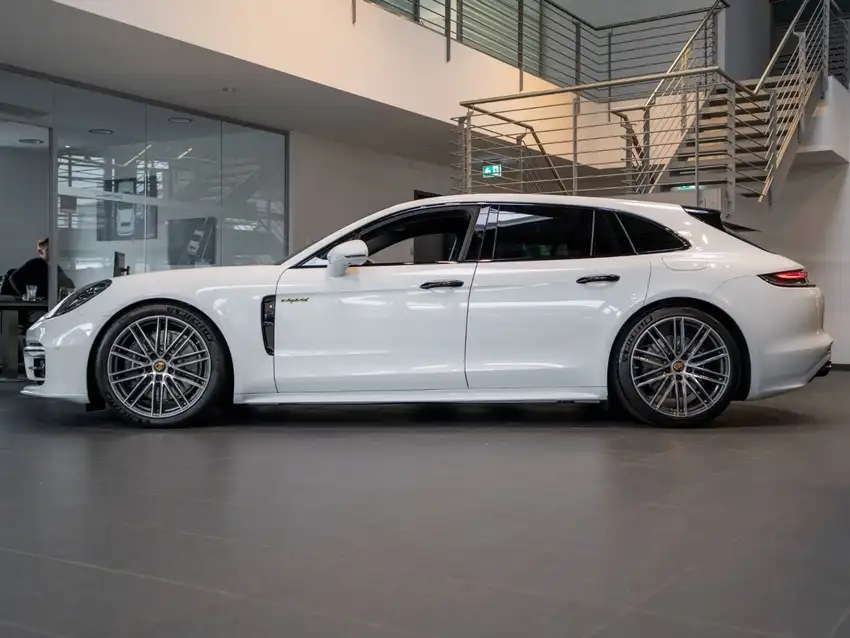 Porsche Panamera 4 E Hybrid Sport Turismo Platinum Edition - Originalfoto 10