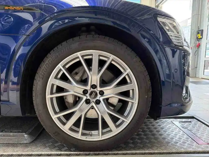 Audi e-tron 55 S Line Quattro - Originalfoto 13