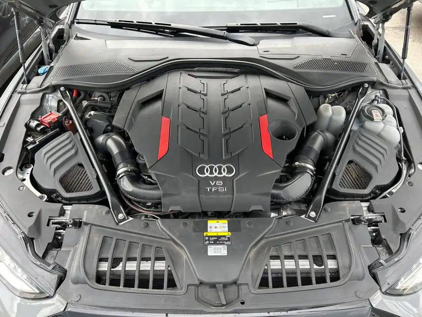 Audi S8 4.0 TFSI quattro - Originalfoto 13