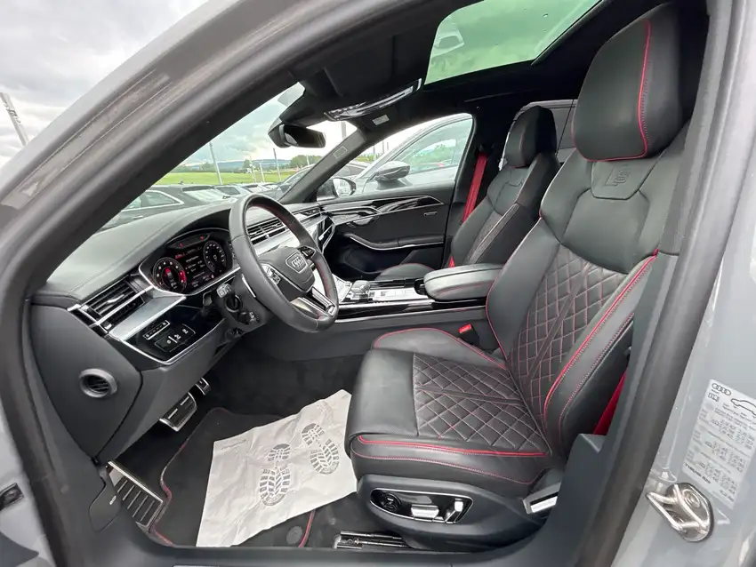 Audi S8 4.0 TFSI quattro - Originalfoto 16