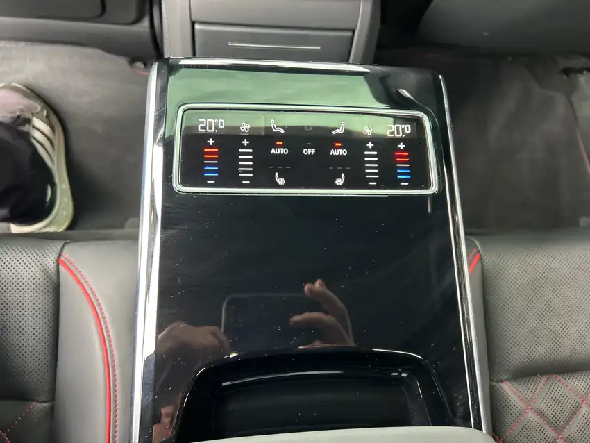 Audi S8 4.0 TFSI quattro - Originalfoto 38
