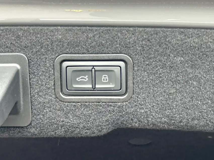 Audi S8 4.0 TFSI quattro - Originalfoto 39