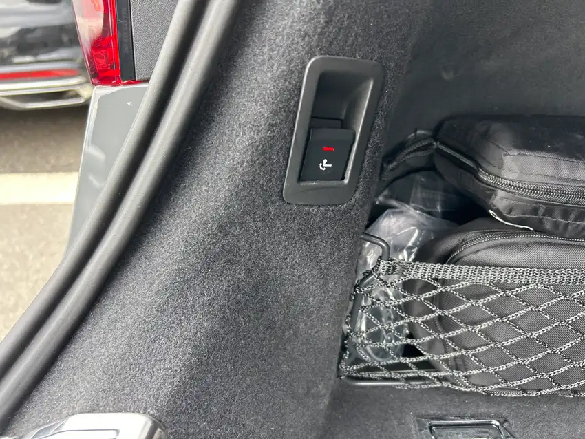 Audi S8 4.0 TFSI quattro - Originalfoto 40
