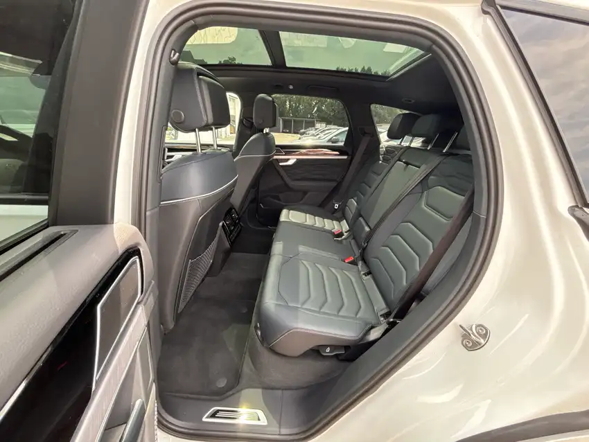 Volkswagen Touareg 3.0 TDI R-Line - Originalfoto 17