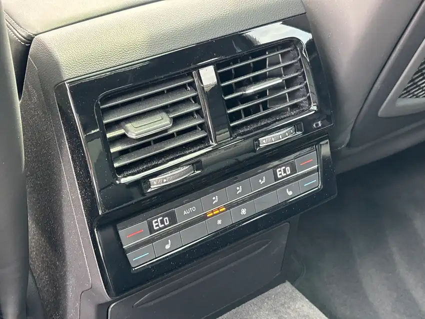 Volkswagen Touareg 3.0 TDI R-Line - Originalfoto 30