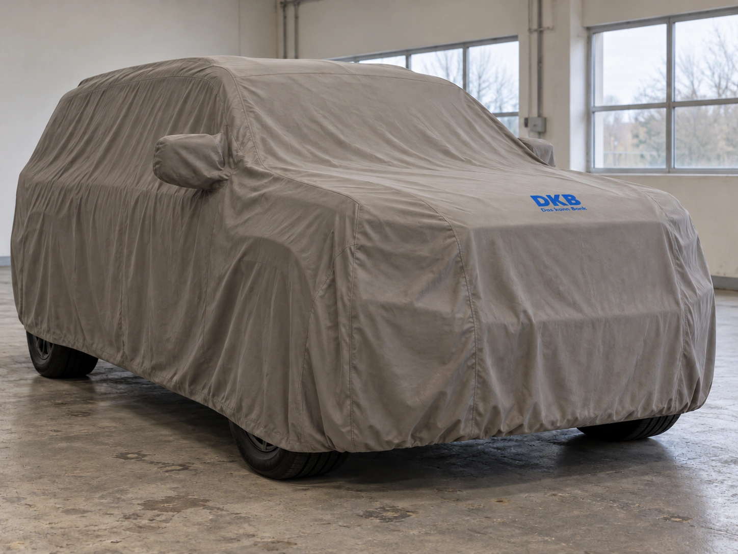 Vorschau: SUV unter einem Seidentuch mit DKB-Logo