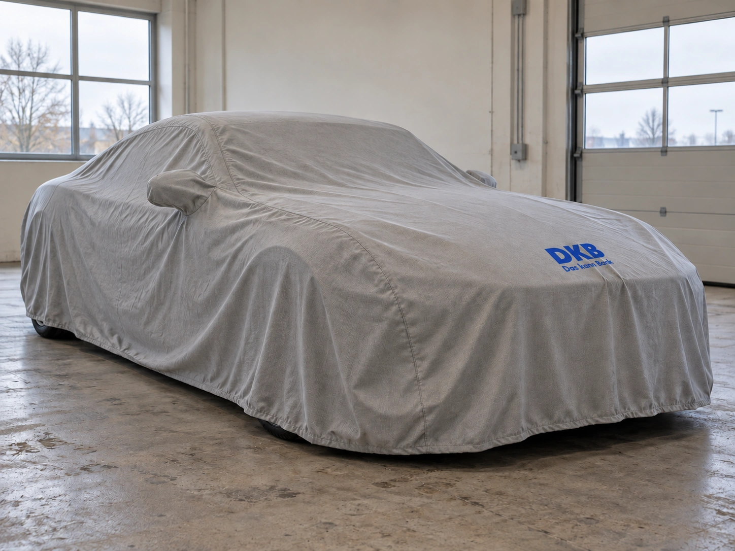 Vorschau: Fastback unter einem Seidentuch mit DKB-Logo