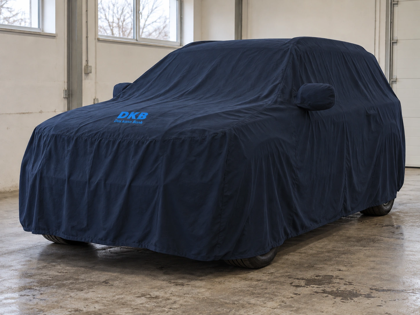Vorschau: SUV unter einem Seidentuch mit DKB-Logo