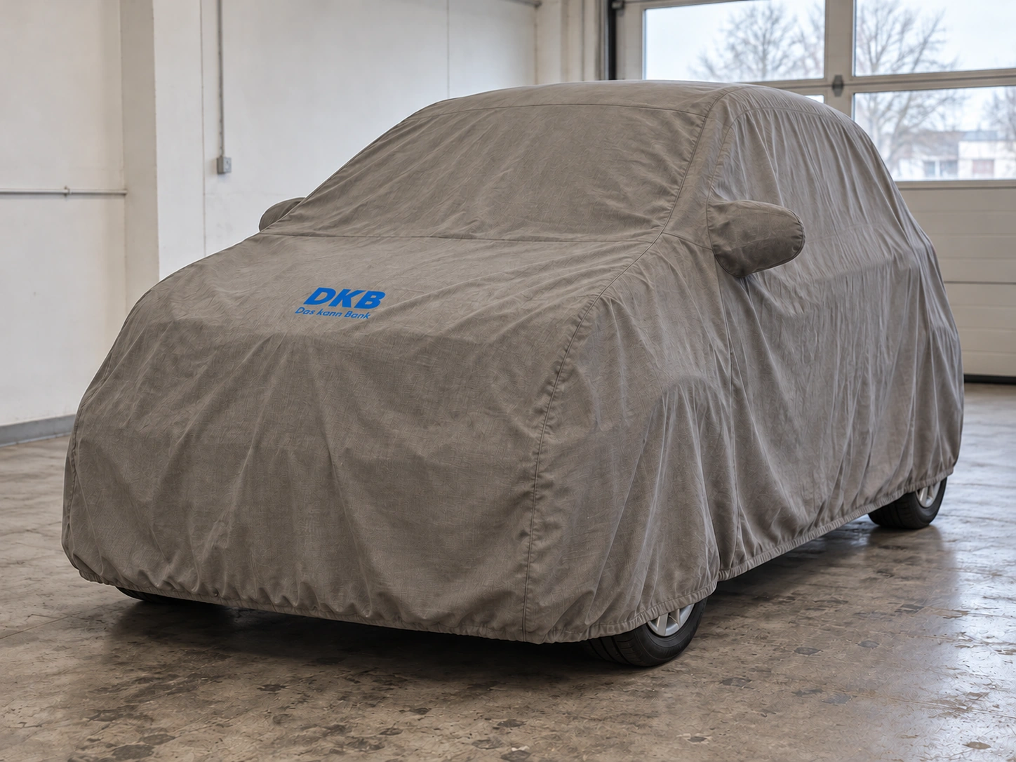 Vorschau: Citycar unter einem Seidentuch mit DKB-Logo
