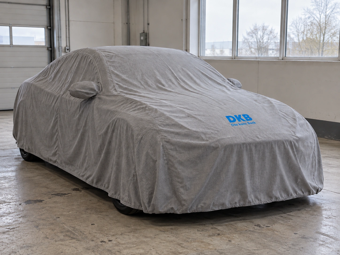 Vorschau: Elektrolimousine unter einem Seidentuch mit DKB-Logo