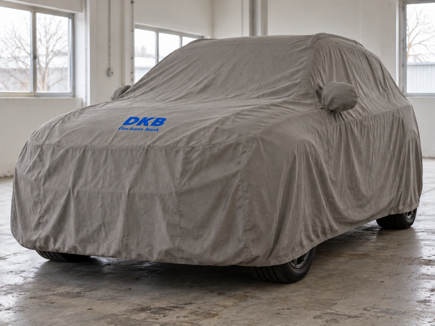 Vorschau: Kompakt-SUV unter einem Seidentuch mit DKB-Logo